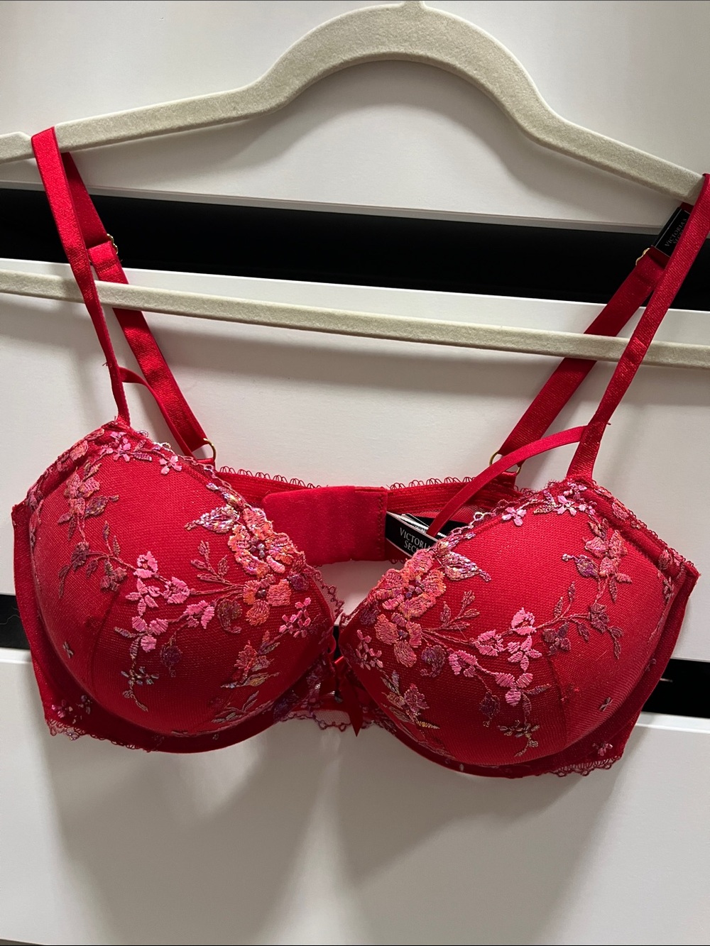Victoria's Secret Very sexy Red Floral Embroidered Push-Up Bra